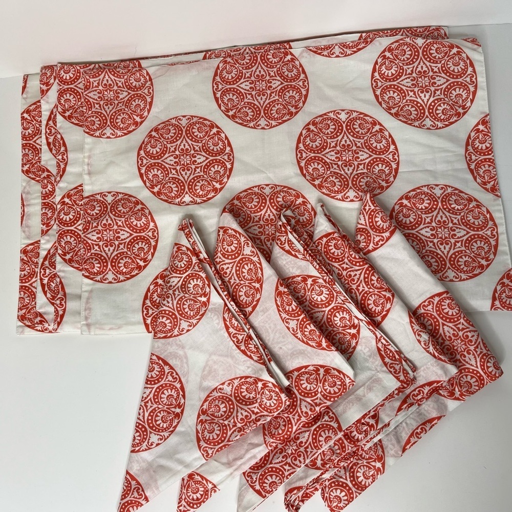 Pottery Barn Gretta Coral/White Set of‎ 4 Placemats Set of 5 Napkins